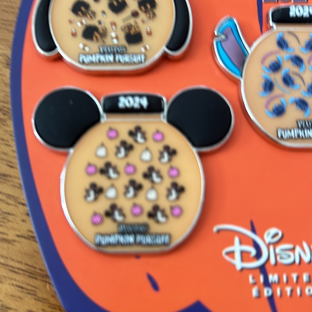 PLUTO'S PUMPKIN PURSUIT 2024
5 PIN SET: PLUTO, STITCH, GOOFY, MICKEY & MINNIE - Picture 3 of 8